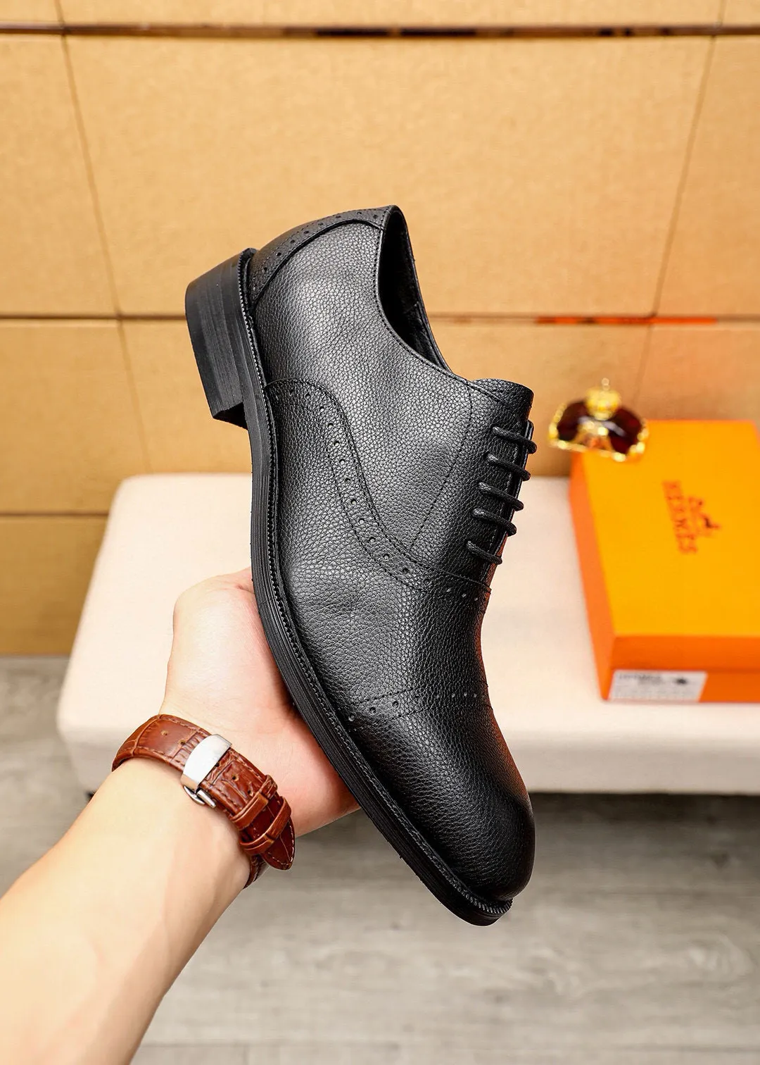 Men's shoes 💰460 💐 Product trademark: HERMES "Hermès" business leather shoes Regular size: 38-44 (45🉑️customized) Product materials: Selected imported first-layer pebbled calfskin upper, imported water-dyed 🐂 cowhide lining. Strong three-dimensional visual effect, non-slip and wear-resistant combination outsole Color: 2⃣️colors available